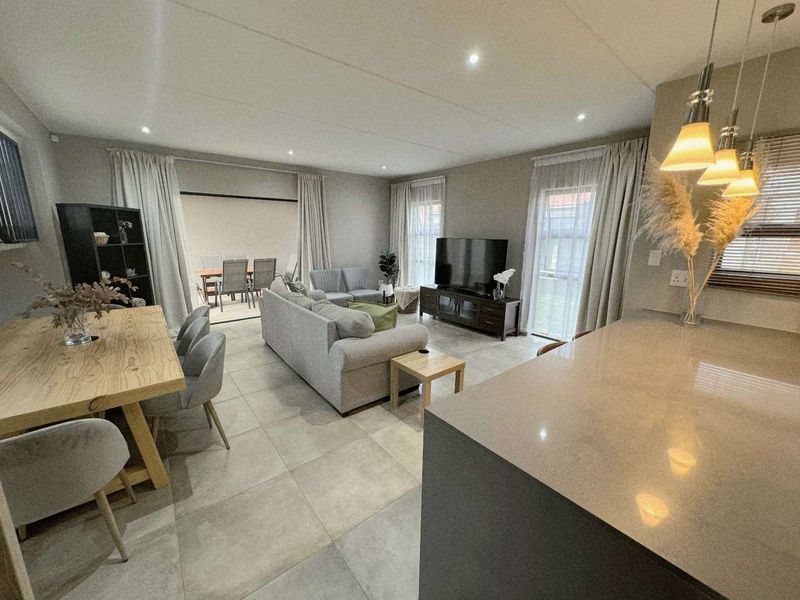 ELEGANT CONTEMPORARY LIVING AT IT'S FINEST - Photo 2