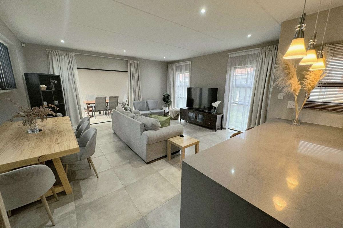 ELEGANT CONTEMPORARY LIVING AT IT'S FINEST - Photo 2