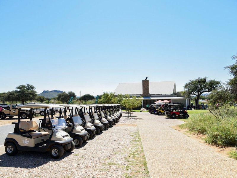 Luxury Living Awaits: 2,602 sqm in Tranquil Golf Estate - Photo 4