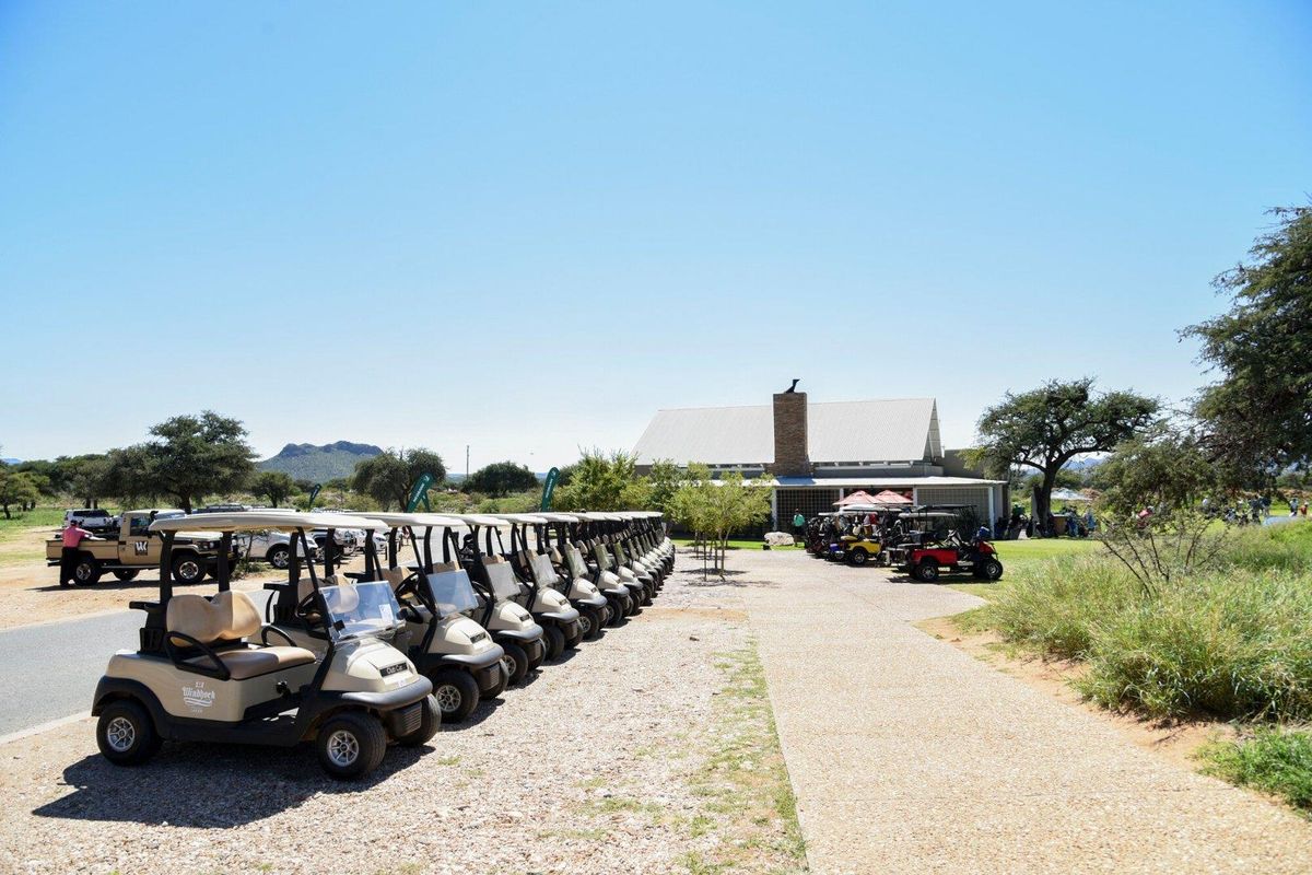 Luxury Living Awaits: 2,602 sqm in Tranquil Golf Estate - Photo 4