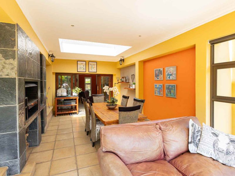 Stylish 3 Bedroom Home Offering Refined Estate Living - Photo 10