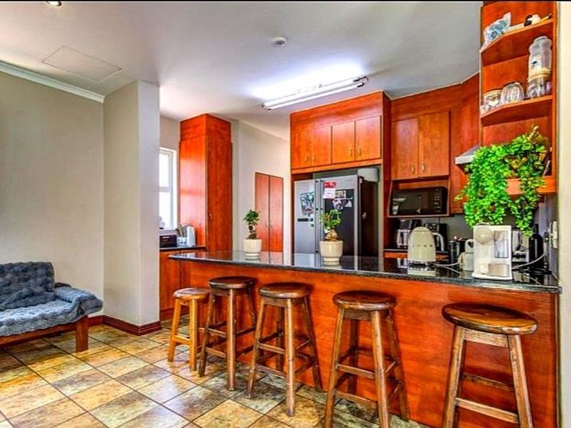 Luxury Family Residence in the Heart of Glen Erasmia Security Boulevard, Glen Marais  Positioned within the prestigious and highly sought-after Glen Erasmia - Photo 5