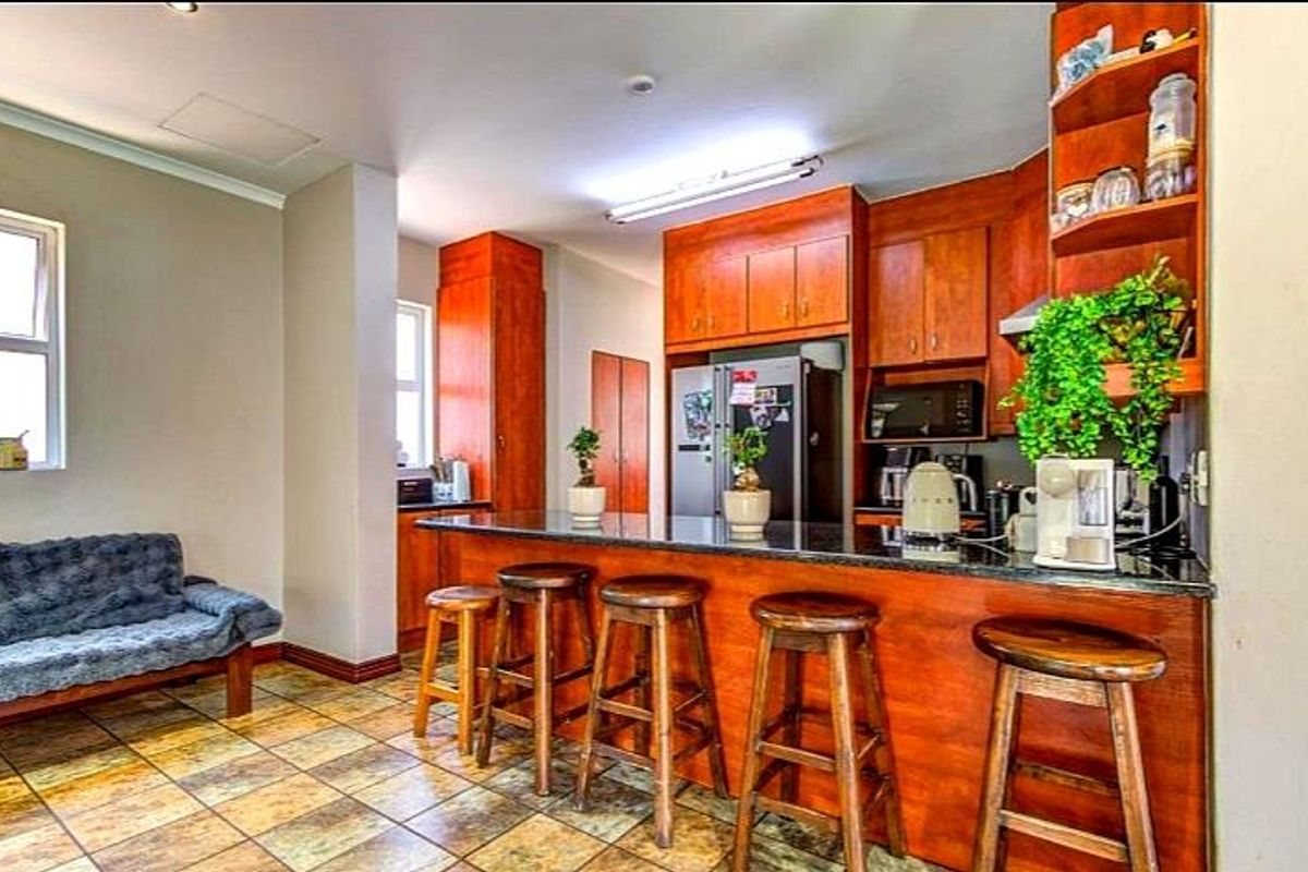 Luxury Family Residence in the Heart of Glen Erasmia Security Boulevard, Glen Marais  Positioned within the prestigious and highly sought-after Glen Erasmia - Photo 5