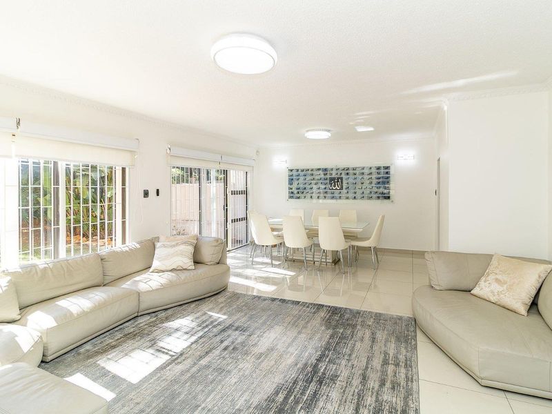 Contemporary Elegance. Sophisticated Living. A Private Garden Retreat! - Photo 4