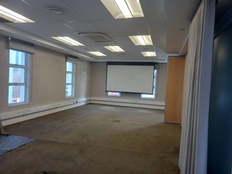 A GRADE OFFICES TO LET - Photo 4