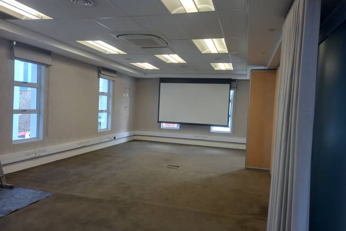A GRADE OFFICES TO LET - Photo 4