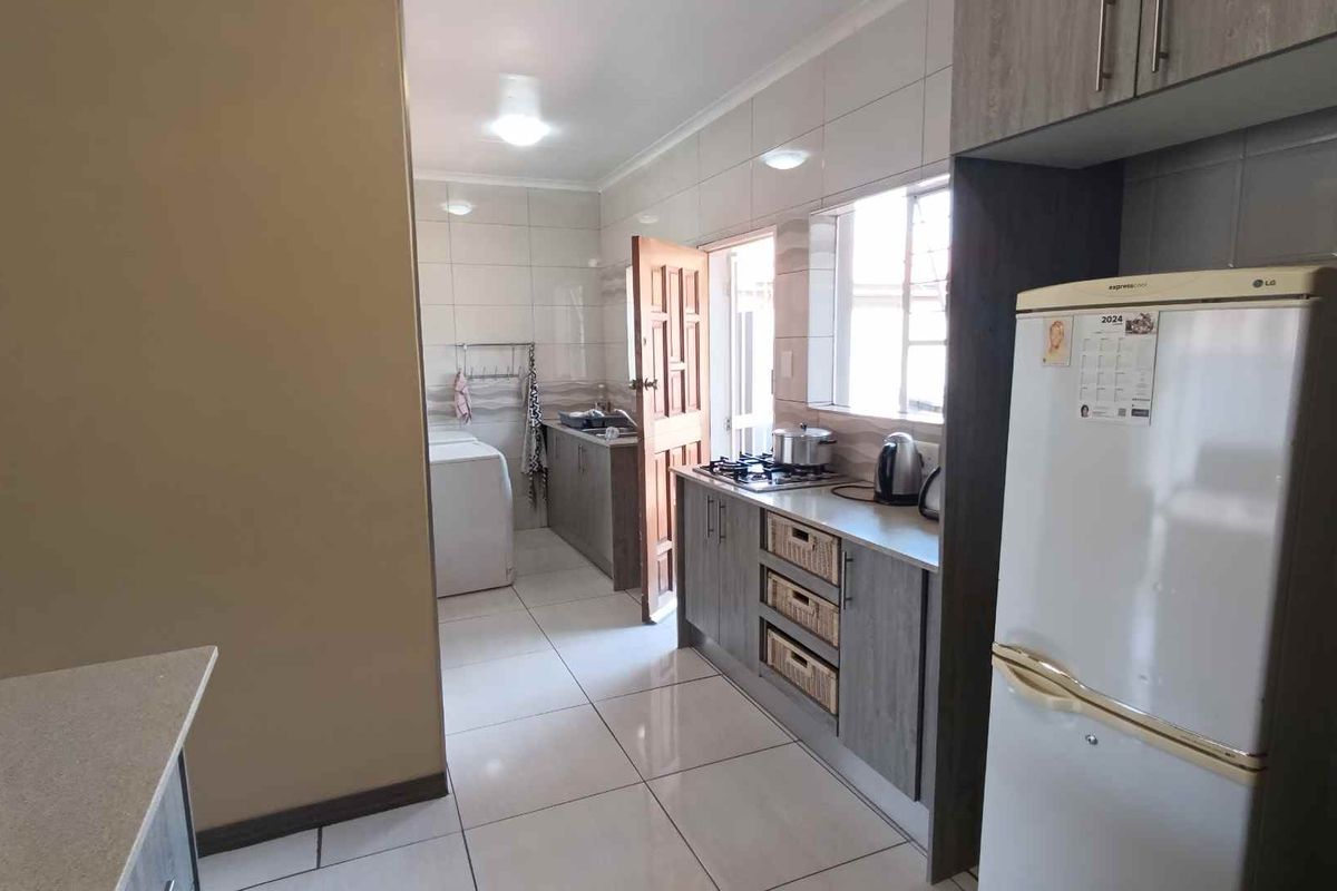 Charming Townhouse for Sale in Norkem Park - Photo 5