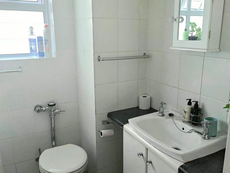 AIRBNB unrenovated 3rd floor bachelor apartment - Photo 10