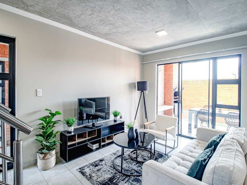 Three bedroom home in secure estate - Photo 2