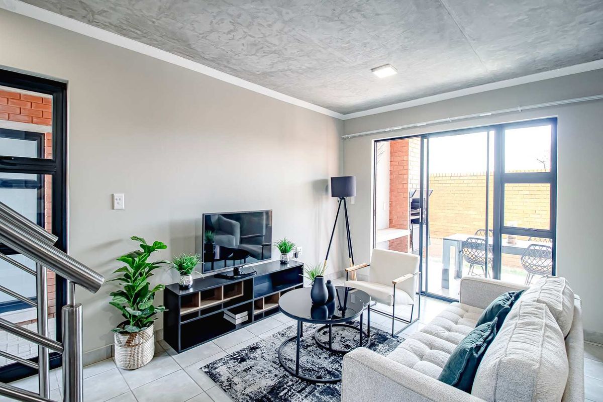 Three bedroom home in secure estate - Photo 2