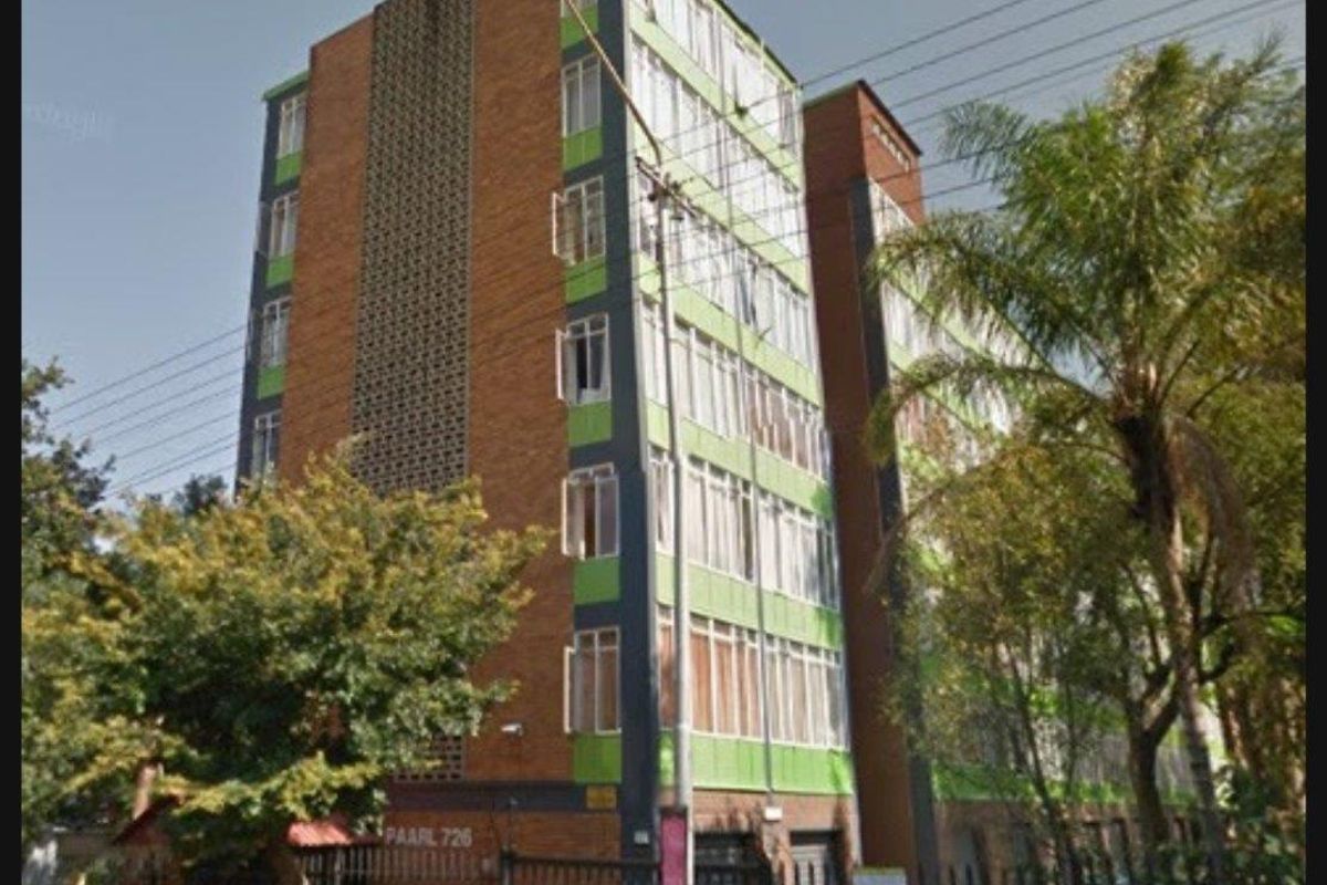 Charming Bachelor Abode - Photo 2