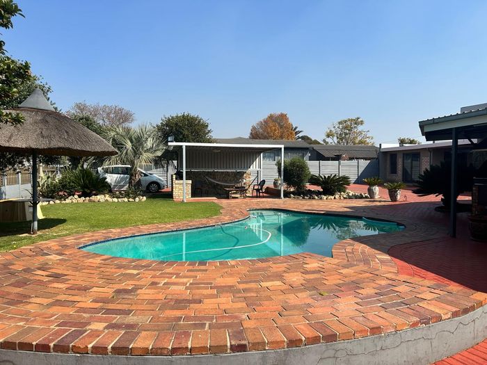 Property #2500011, House For Sale in Rensburg