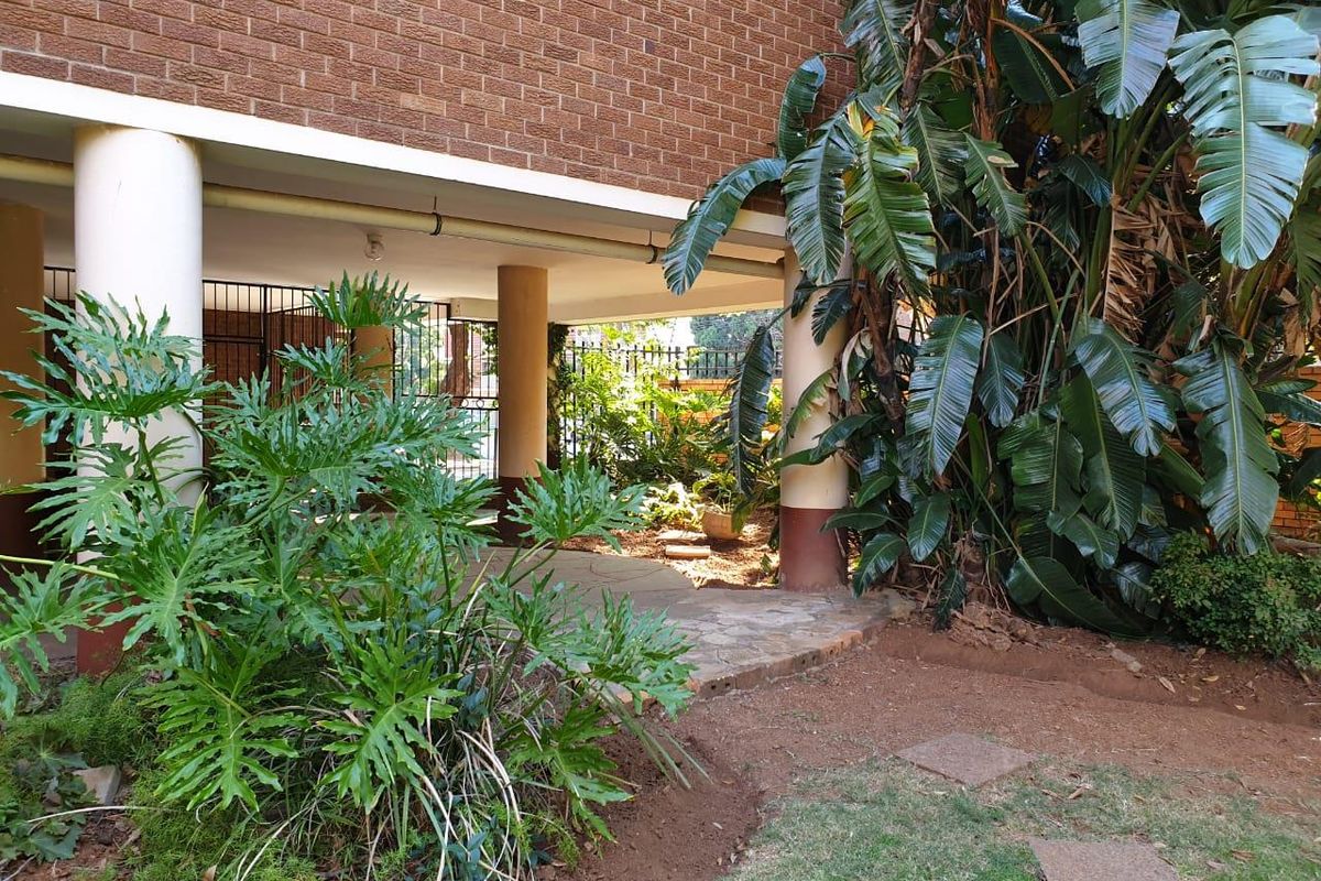 Secure, Spacious 3.5-Bed Arcadia Gem: Prime Location & Beautiful Views! - Photo 2