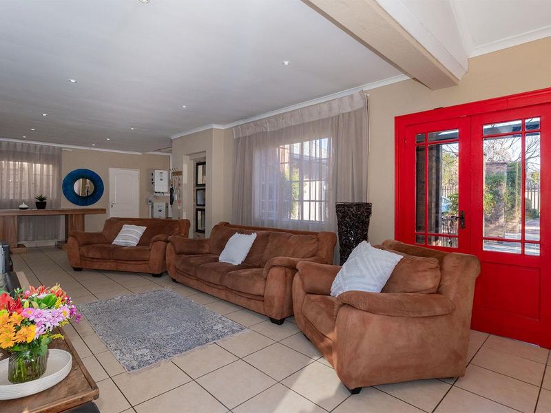 Stylish Family Living Meets Ultimate Entertainment – Modern 4-Bedroom Home in Glen Marais - Photo 5