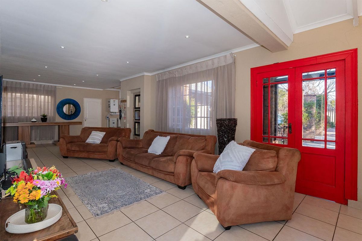 Stylish Family Living Meets Ultimate Entertainment – Modern 4-Bedroom Home in Glen Marais - Photo 5