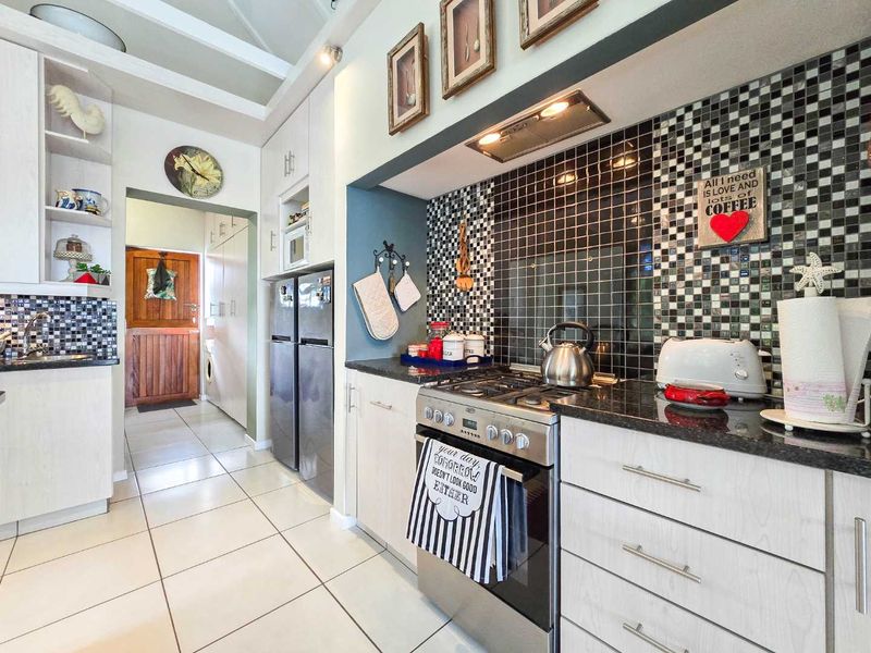 Elegant architectural family home with flatlet for sale in Stilbaai-Wes. - Photo 5