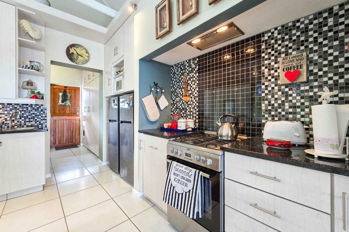 Elegant architectural family home with flatlet for sale in Stilbaai-Wes. - Photo 5