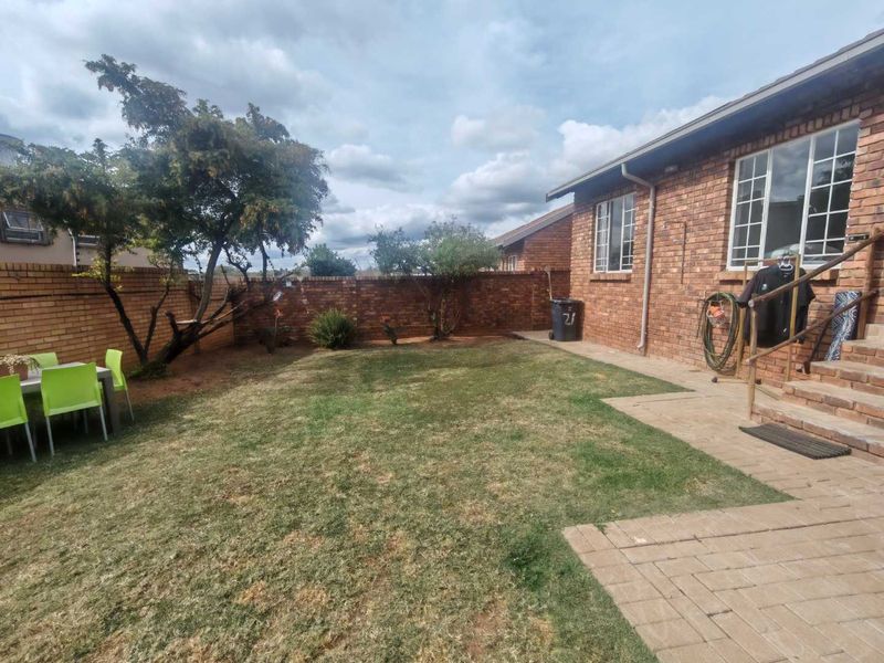 DOUBLE SECURITY -LOVELY BIG GARDEN - SPACIOUS LOUNGE AREA - Photo 4