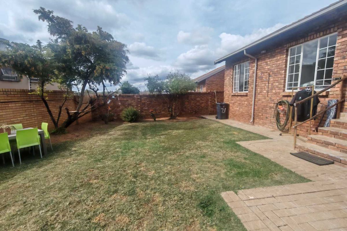 DOUBLE SECURITY -LOVELY BIG GARDEN - SPACIOUS LOUNGE AREA - Photo 4