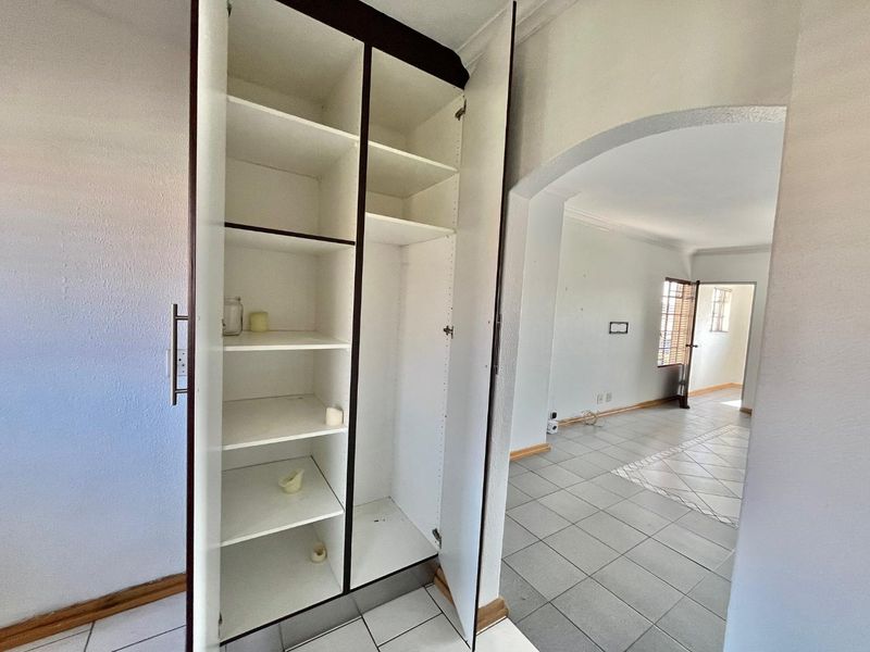 "Modern Two-Bedroom Flat Awaits: Secure, Stylish, and Move-In Ready - Photo 6