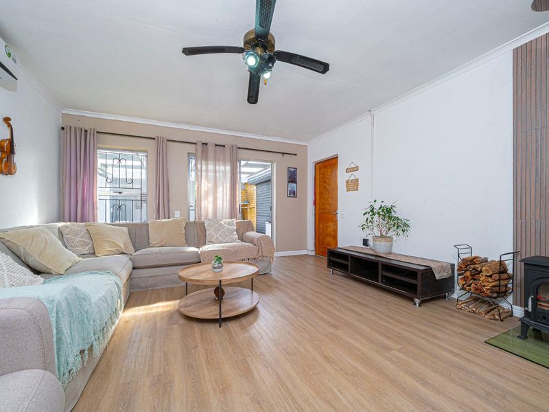 Freestanding 3-Bedroom Home with Separate Entrance - Photo 5