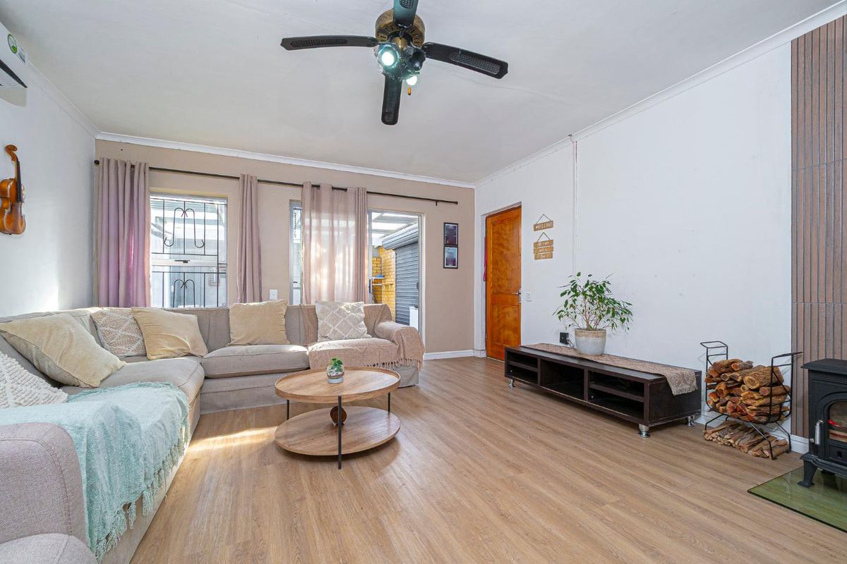 Freestanding 3-Bedroom Home with Separate Entrance - Photo 5