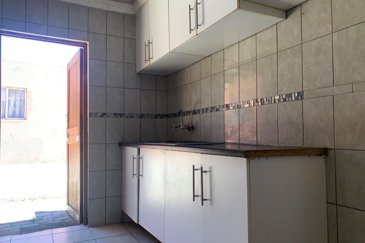 3 bedroom investment house for sale with 6 outside Flatlets - Photo 3