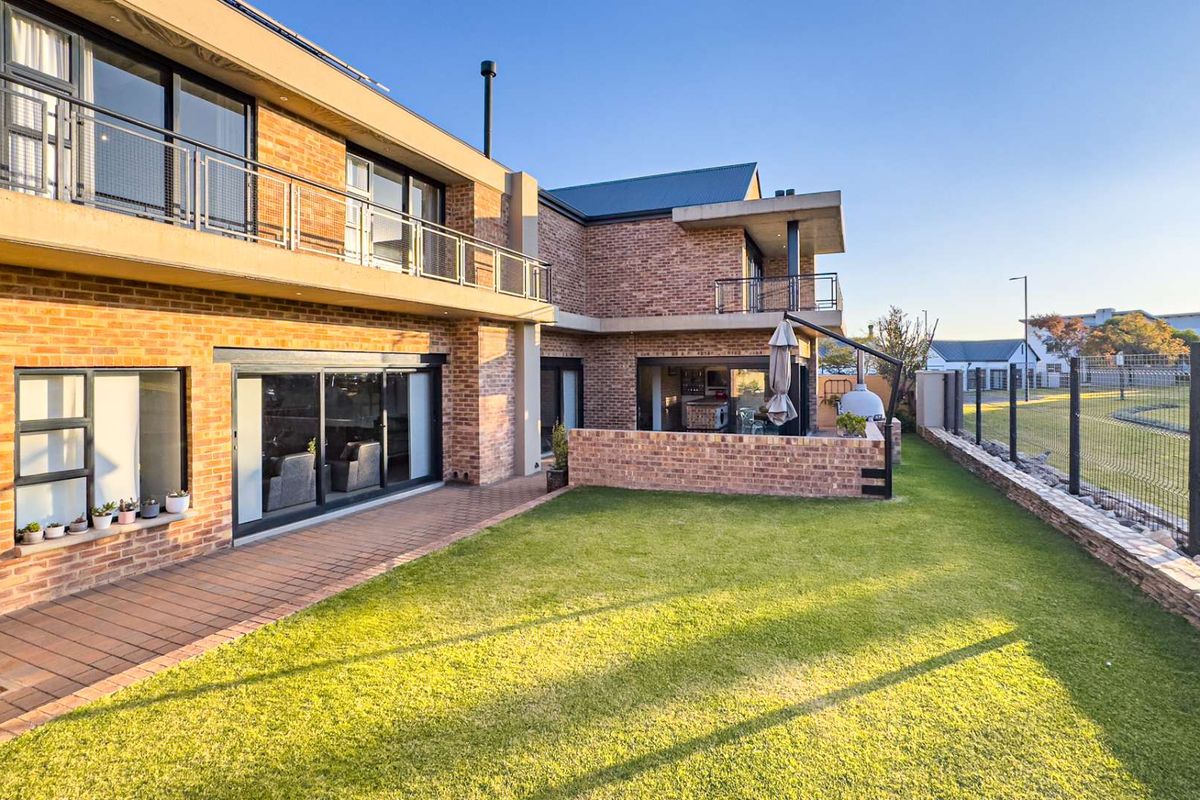 Modern refinement with a view - Photo 5