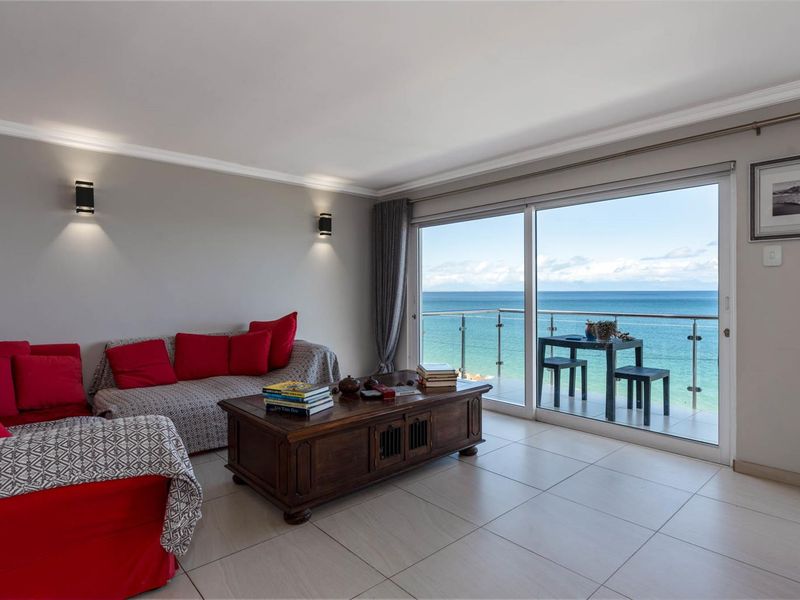 5 Bedrooms  2,5 bathrooms 1 garage, 20m to beach Sea Views - Photo 3