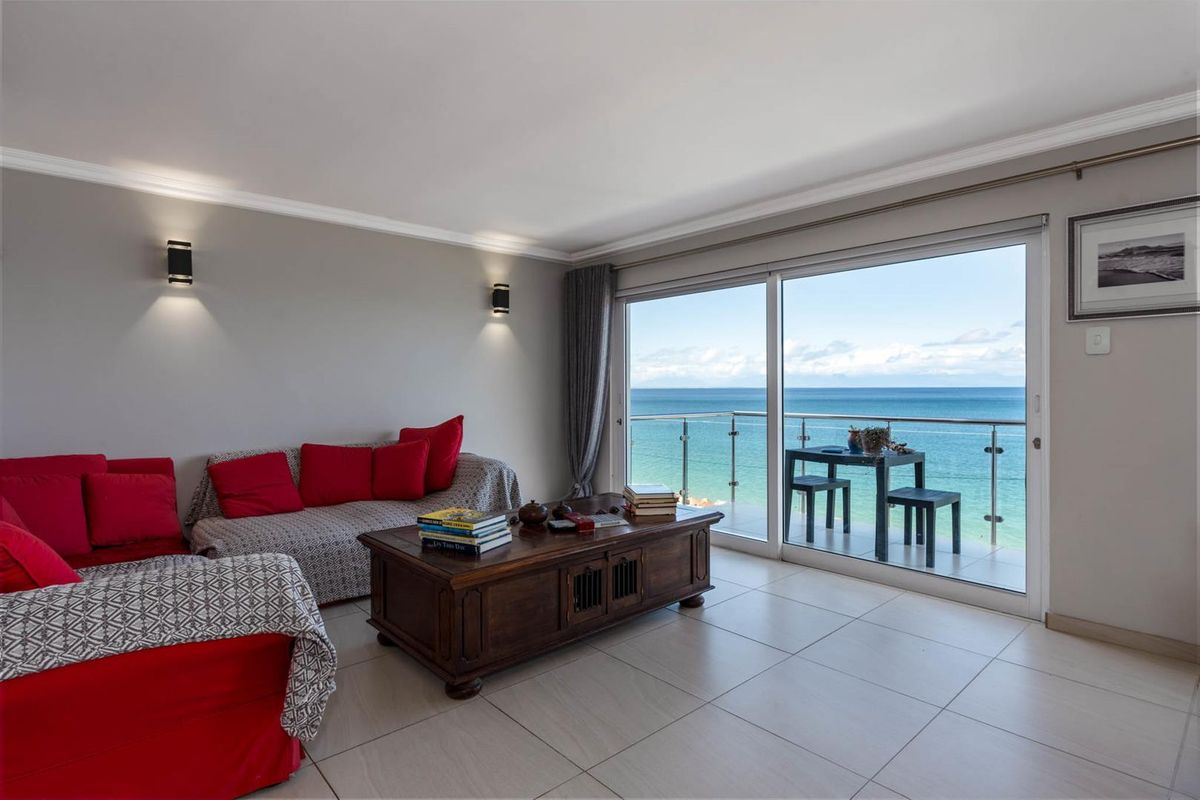 5 Bedrooms  2,5 bathrooms 1 garage, 20m to beach Sea Views - Photo 3