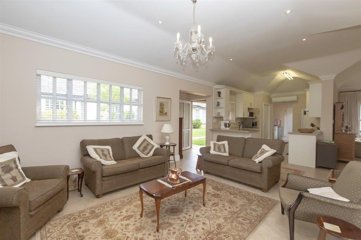 Charming three-bedroom home - Photo 4