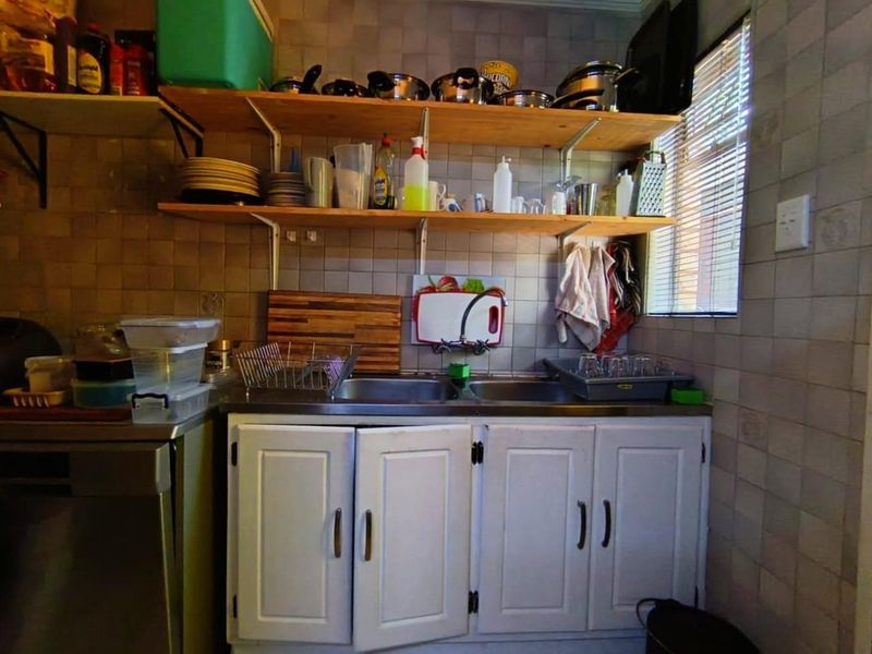 Langenhovenpark Luxury: 7 Beds, Pool & Rental Income! - Photo 8