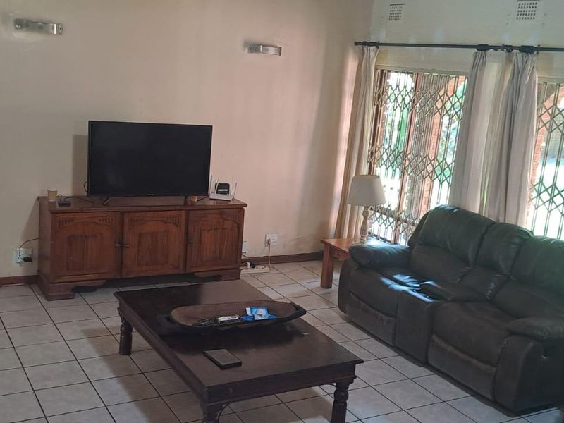 Spacious 5-Bedroom Family Home with Pool & Modern Finishes - Photo 2