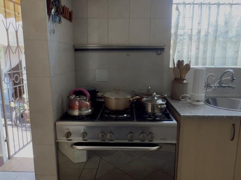 Stunning 1700m2 Entertainer's Dream with 1-Bed Cottage & Solar Pool in Brackenhurst - Photo 7