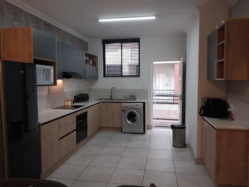 Modern 2-Bedroom Ground Floor Apartment to rent in East Glen Vredekloof Heights Brackenfell - Photo 3