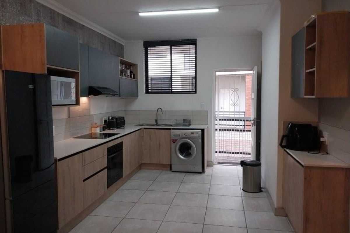 Modern 2-Bedroom Ground Floor Apartment to rent in East Glen Vredekloof Heights Brackenfell - Photo 3
