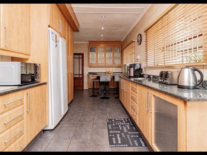 4 Bedroom House for Rent - Photo 3