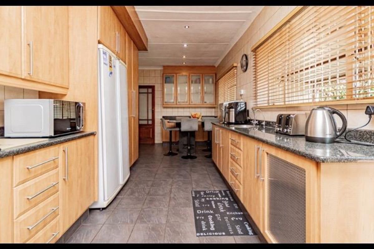 4 Bedroom House for Rent - Photo 3