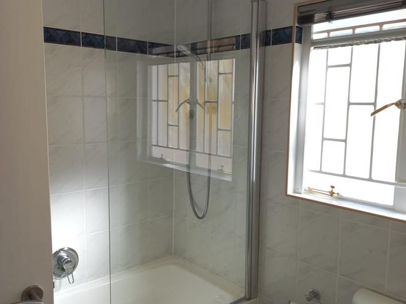 4 Bedroom 2 bathroom secure townhouse on one level - Photo 3