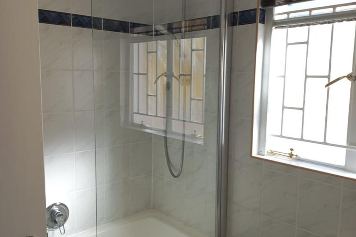 4 Bedroom 2 bathroom secure townhouse on one level - Photo 3