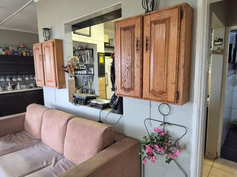 Old charm with beautiful sea views and loads of potential. - Photo 9