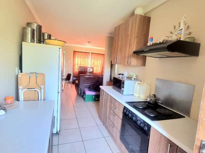 APARTMENT FOR SALE IN LUXURY HILL, SOWETO - Photo 6