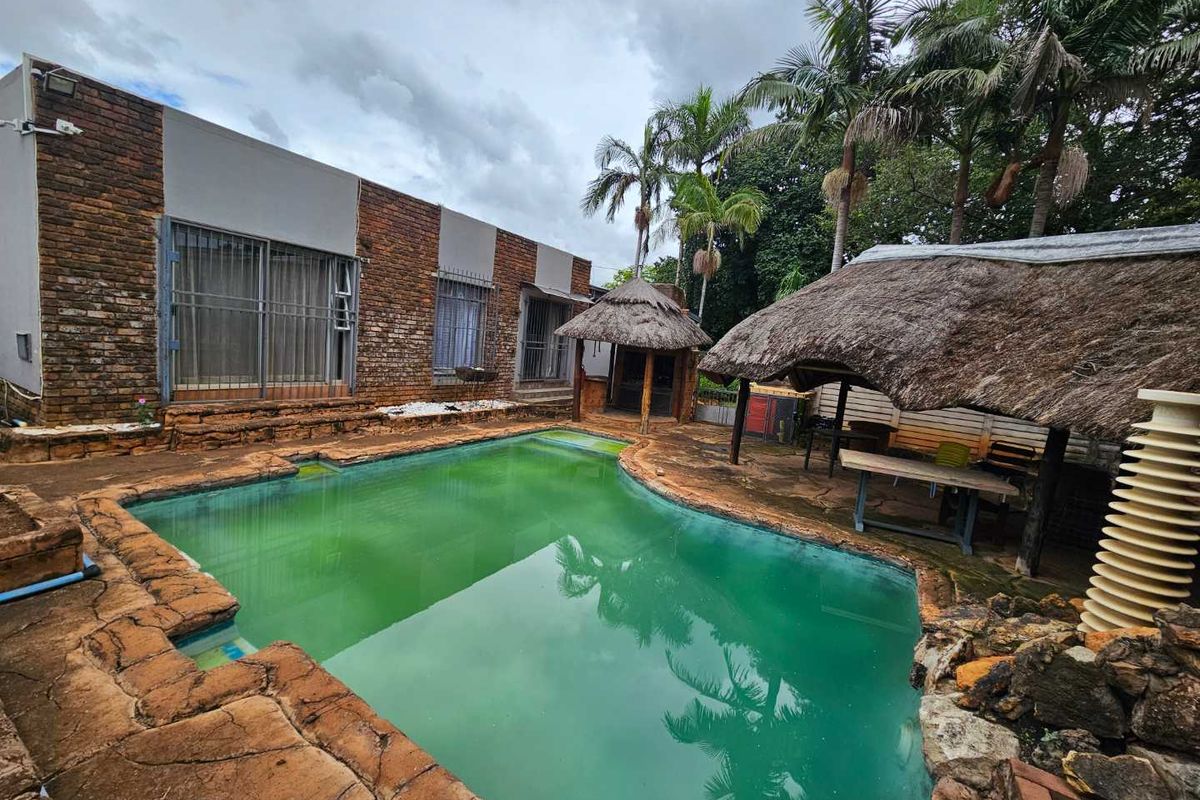 Spacious 3-Bdroom Home with swimming-pool and income generating Flatlet in Dorandia - Photo 5