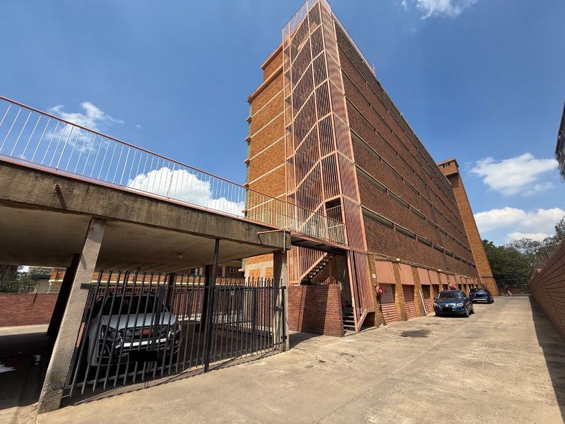 Spacious 3-Bedroom, 2-Bathroom Apartment With Beautiful Views - Photo 2