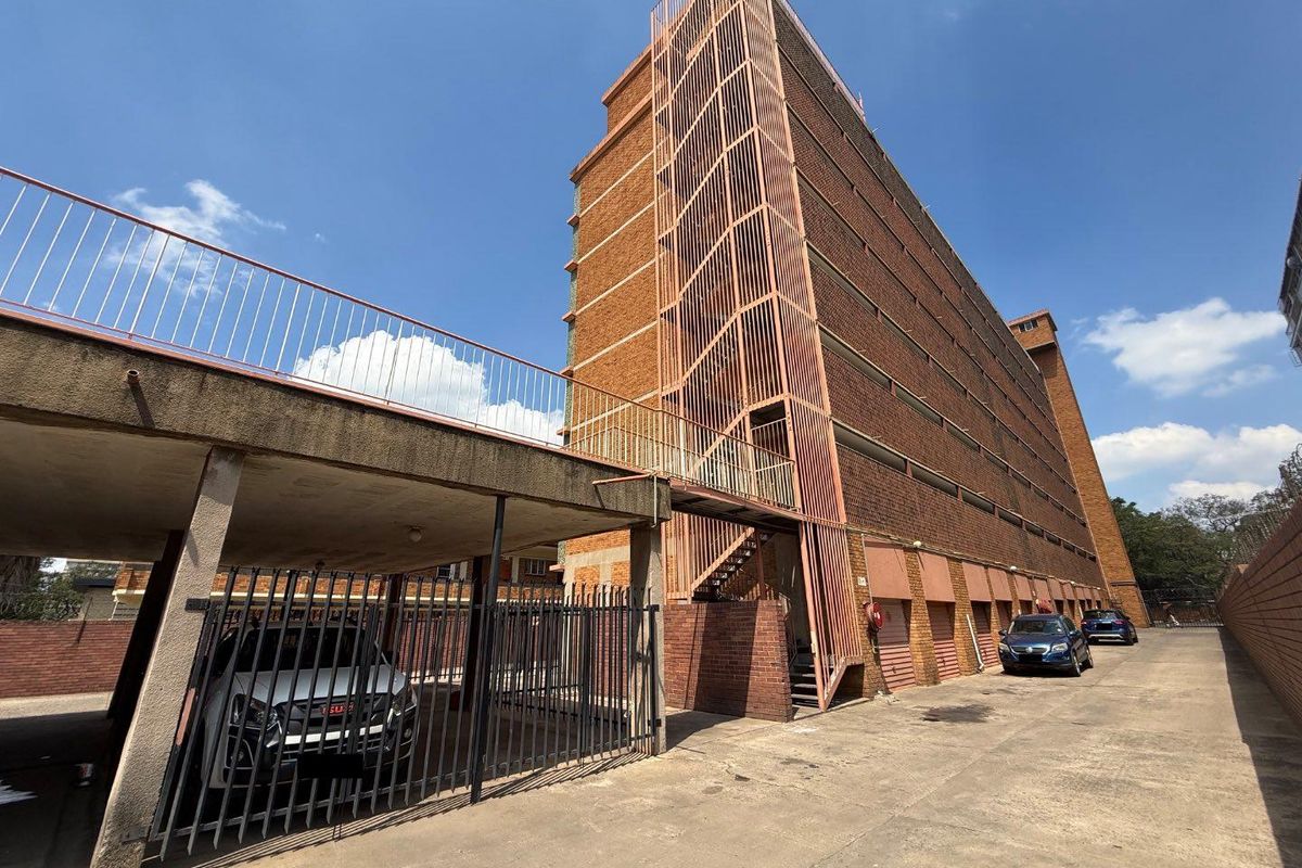 Spacious 3-Bedroom, 2-Bathroom Apartment With Beautiful Views - Photo 2