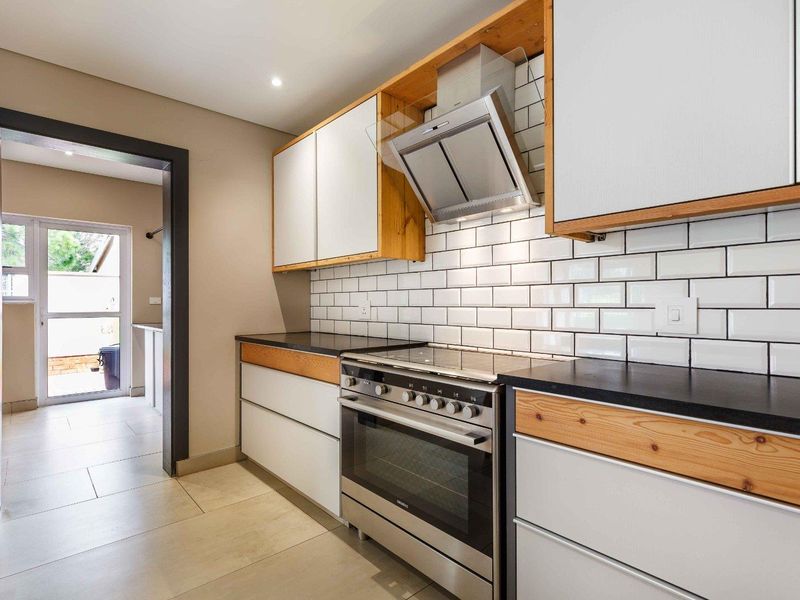 Large corner home in the popular Taemane Golf View Estate - Moreleta Park - Photo 9