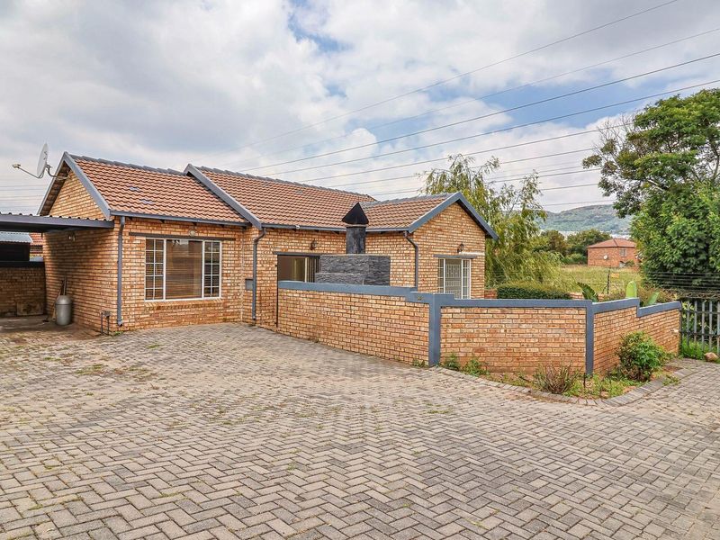 🏡 Townhouse for Sale – R 870 000 In Wilgeheuwel - Photo 2