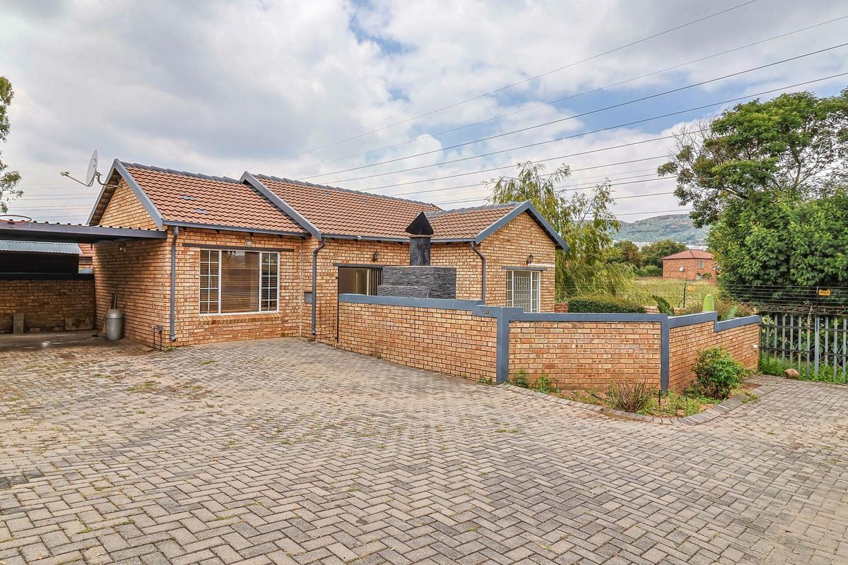 🏡 Townhouse for Sale – R 870 000 In Wilgeheuwel - Photo 2