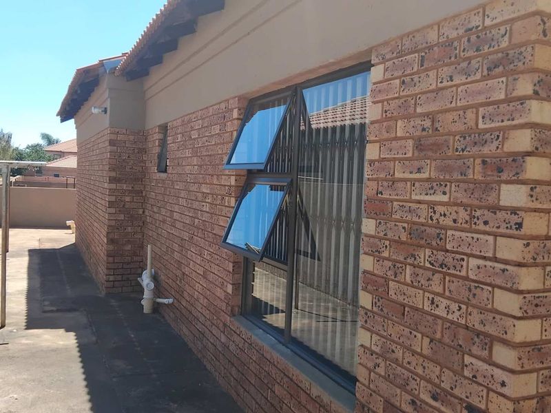 4 Bedroom House For Sale in The Orchards-Akasia - Photo 4