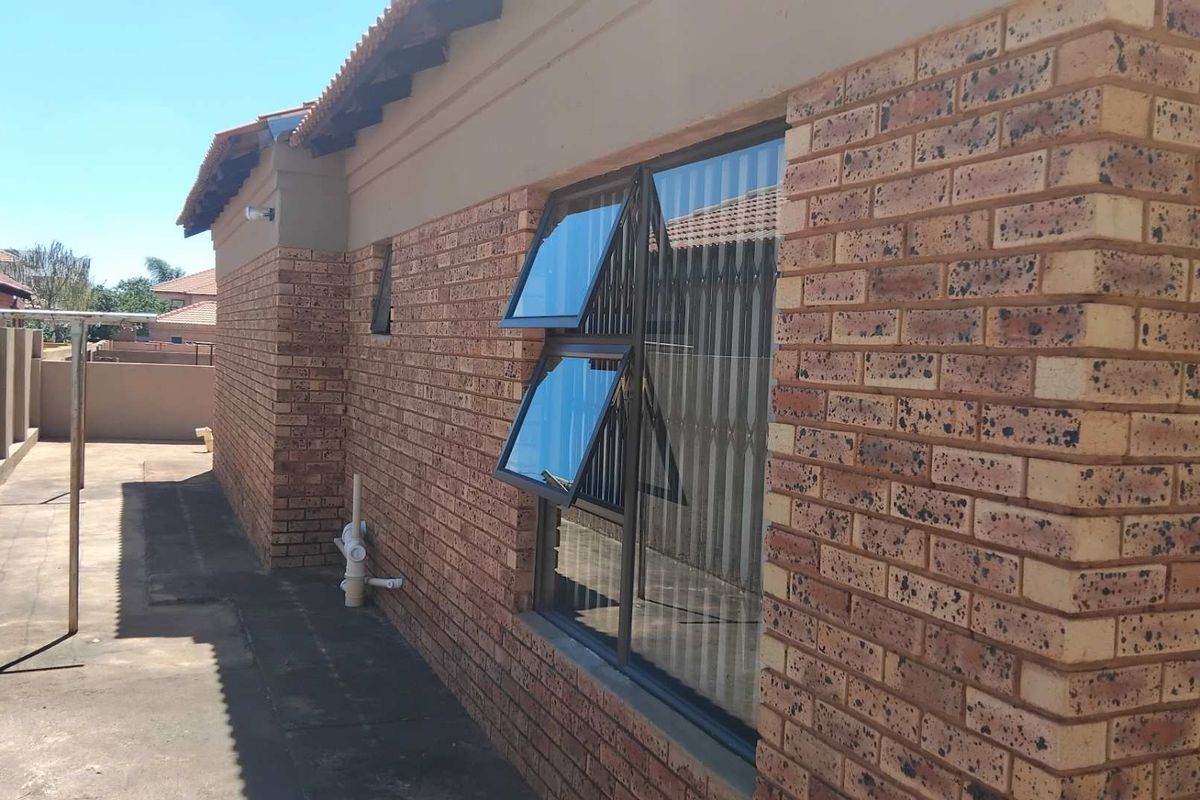 4 Bedroom House For Sale in The Orchards-Akasia - Photo 4